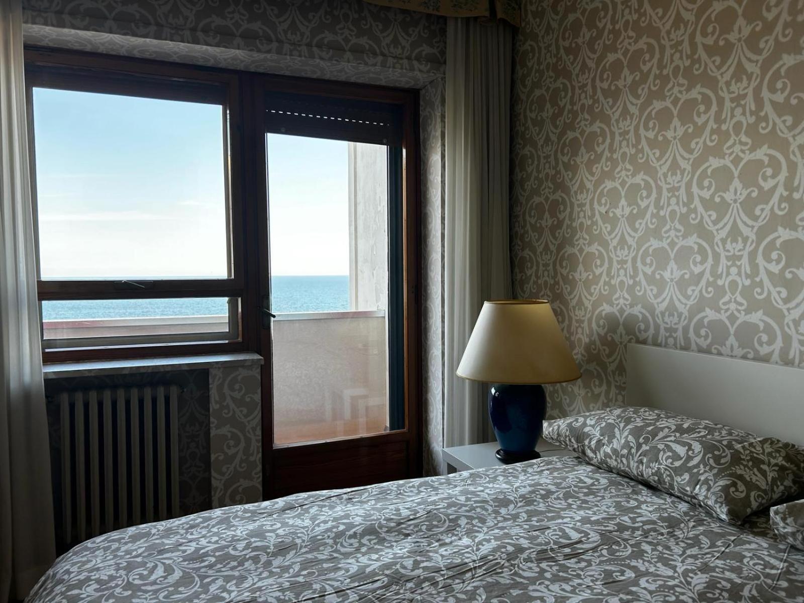 Front - 3 Bedrooms Bari