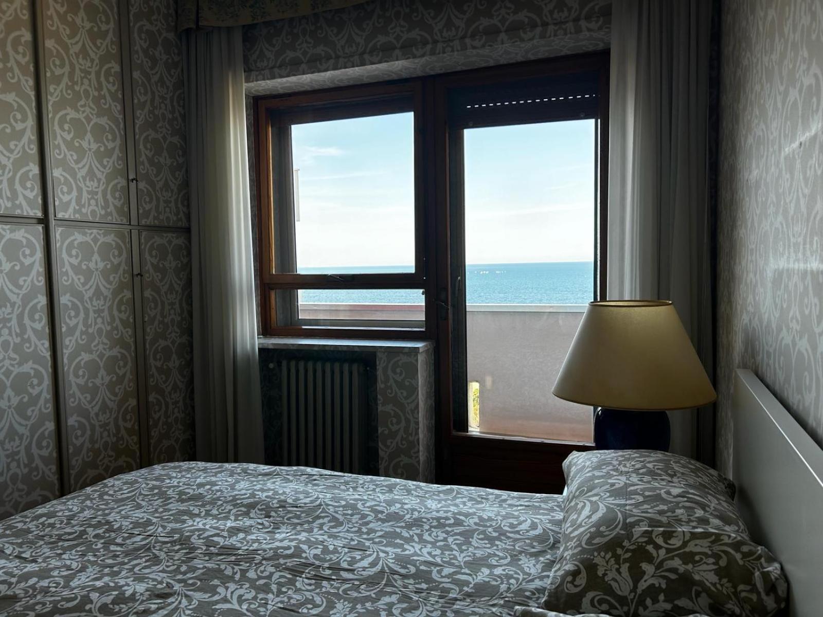 Front - 3 Bedrooms Appartamento Bari